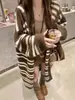 Cardigã de malha casual estilo coreano, com blocos de cor e listras, com capuz e comprimento médio, novo suéter macio para outono e inverno com mangas curtas