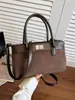 Bolso de hombro de moda versátil nuevo de principios de otoño Yaozi 2026, un bolso de mano elegante y práctico para ir al trabajo, con un diseño simple y casual, y también se puede llevar como bolso cruzado