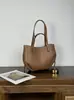 Bolsa de ombro de couro genuíno de grande capacidade para mulheres, nova bolsa tote casual 2026 com padrão de lichia texturizado, bolsa de antebraço fashion