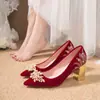 Grulla de Almohada Blanca Bordado Chino Zapatos de Boda para Mujer Vestido Xiuhe Dos Formas 2026 Estilo Nuevo Tacones Rojos No Cansan los Pies Tacones Bajos