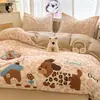 Nuevo conjunto de cuatro piezas de terciopelo de leche bordado con toalla, forrado de polar y engrosado, franela de doble cara, diseño de dibujos animados, adecuado para dormitorios de estudiantes, conjunto de tres piezas