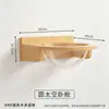 Pared de escalada para gatos de madera maciza con paneles perforados, una combinación de casitas para gatos montadas en la pared y un juguete de pared de escalada para gatos estilo cápsula espacial transparente