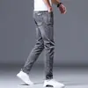 Jeans de alta gama azul claro para hombre, temporada primavera-verano, corte slim, nuevos 2026, versátiles, elásticos, casuales, pantalones largos