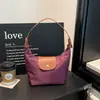 Nova bolsa tote casual para o dia a dia 2026, tecido de nylon feminino, moderna e versátil, pode ser carregada na mão, usada como bolsa de ombro ou transpassada no corpo