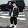 Chaqueta de cuero para niño con forro polar, nuevo estilo invierno 2025, chaqueta engrosada de otoño e invierno para niños pequeños y mayores, chaqueta de cuero a la moda