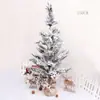 Arreglo de escritorio pequeño de Pe Scene de cedro Decoraciones navideñas de moda Adornos Árbol de Navidad Mini nevada flockada
