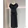Conjunto de Camiseta de Manga Corta de Color Sólido Irregular de Moda Estilo Nuevo 2026 + Falda de Cintura Elástica, Elegante y Adelgazante