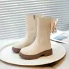 Botas de couro para meninas, novo estilo outono e inverno, botas infantis de pelúcia quentes de cano médio, botas de cavaleiro estilo princesa com laço, sola macia antiderrapante