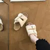 Sandálias femininas slip-on versáteis estilo Birkenstock com pelo, moda outono, antiderrapantes, para o dia a dia com sola grossa, tira com fivela dupla, confortáveis para uso externo