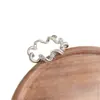 Anillo de Moda Estilo Coreano con Circonita Incrustada para Niñas con Temperamento Irregular y Diseño Retorcido Anillo Accesorios Transfronterizos y Accesorios de Mano