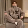 Pijama de forro polar coral para hombre, con cuello alto de cremallera, cálido y cómodo para usar en casa, engrosado para otoño e invierno, con diseño de dibujos animados