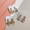 Aretes nuevos de cerámica suave geométrica con lámina de oro, moda de alto sentido del diseño, aretes para mujer, fabricantes de aretes al por mayor