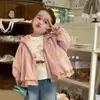 Novas roupas de primavera para crianças 2026: jaquetas fofas versáteis estilosas e da moda estilo coreano para meninas