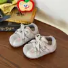 Zapatillas de entrenamiento retro alemanas para bebés y niños pequeños, nueva colección otoño/invierno 2026, zapatos casuales unisex para bebé con bloques de color y doble hebilla, zapatos para caminar con suela blanda