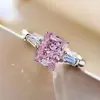 Cao Shi Taobao Live Nova Moda Joias: Anel Quadrado da Moda com Zircônia Rosa para Mulheres, Anel de Casamento Bridal Doce e Romântico