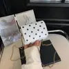 Moda Verão 2026 Simples Transversal PU Pequena Quadrada Estilo Coreano Design de Nicho Bolinhas Corrente de Mão Bolsa Feminina