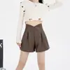 Shorts de couro preto para mulheres, nova coleção outono/inverno 2026, design em A, adequado para usar sobre botas, couro PU, casual, modelagem solta, shorts de perna larga