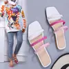 Comercio exterior talla grande combinación de colores prenda exterior 2024 verano europeo y americano punta cuadrada tejido plano hueco zapatillas sandalias de playa para mujer