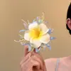 Pinza para el pelo de flor de tela, fresca y elegante, diseño de nicho y simple, dulce y versátil, accesorio de alta gama para el cabello al por mayor para mujeres