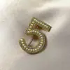 Personalidad retro Diamante de estrella incrustado Digital 5 Cuero enrollado Broche Europeo y Americano Exagerado Simple Pin Accesorios de lujo ligero Moda