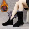 Botas de neve femininas de inverno 2026 novo estilo, forradas com fleece, quentes, botas de cano médio, botas Martin de sola reta, zíper lateral, sapatos de algodão para mãe