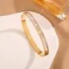 Nuevo brazalete de concha de fritilaria blanca con tres diamantes para mujer, acero de titanio no descolorante en oro rosa, de alta gama, simple, versátil, a la moda.