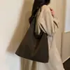 Bolso tote retro de ante para mujer, nueva colección otoño/invierno 2026, moderno, gran capacidad, casual, versátil y adecuado para ir al trabajo.