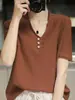 Moderna camiseta de punto de manga corta para mujer, color liso, cuello en V rizado, tres botones, elegante, de manga corta, adelgazante para el trabajo, algodón nuevo