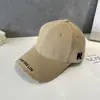 Boné de Baseball Bordado com Letras Versátil e na Moda para Homens e Mulheres, Viseira de Sol para o Verão, Estilo Tendência que Afina o Rosto