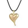 Collar Colgante Largo de Cuerda de Cuero Dorada Mate Nueva Amor Corazón Negro Simple y de Alta Gama para Mujer