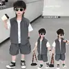 Conjunto de Verão para Meninos 2026 Novo Estilo Coreano Macacão de Trabalho Infantil Conjunto de Três Peças para Crianças Pequenas de 3-5 Anos, Roupa Leve