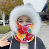 Sombreros Lei Feng Gruesos de Otoño e Invierno para Hombres y Mujeres con Orejeras Grandes de Felpa, Etiqueta de Tela y Colgante Decorativo, Adecuados para Ciclismo al Aire Libre, Sombreros a Prueba de Viento y Resistentes al Frío