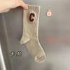 Meias Zhuji femininas de algodão penteado bordado letras Big C estilo universitário meias esportivas ins na moda casal simples meias de cano médio