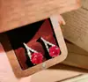 Exquisito Collar de Corindón Rojo Diamantado de Alto Carbono con Colgante de Diamante Corte Princesa, Conjunto Transfronterizo Europeo y Americano, Anillo y Pendientes de Alta Gama
