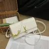 Bolsa feminina da moda 2026 nova bolsa transversal de alta qualidade da moda, bolsa de ombro, bolsa quadrada pequena, bolsa versátil com corrente, bolsa de mão pequena