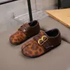 Zapatos para Niña Otoño Estampado Leopardo Mary Janes Birkenstocks 2026 Nuevos Zapatos Casuales de Cuero con Dedos Divididos para Niños Zapatos de Una Sola Capa Primavera y Otoño