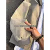 Chaqueta morada tie-dye estilo americano de alta calle 2026 con un patrón oscuro, que presenta un corte entallado, un aspecto sofisticado y una colección de primavera con cuello alto, diseñada como una chaqueta de cuero estilo ropa de trabajo para hombre