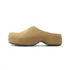 Sandalias casuales tipo Birkenstock de gamuza para mujer, con suela gruesa, diseño de punta cerrada y estilo mule versátil, perfectas para el uso diario.