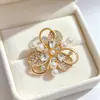 Broche anti-exposição temperamento de alta qualidade corsage liga acessórios de diamante gola V doce tudo-combinar pin joias atacado