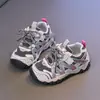Zapatos Deportivos Casuales para Niñas 2026 Nuevo Estilo Superficie de Cuero Antideslizantes para Exteriores Zapatos de Papá Zapatos para Correr para Niños Grandes Zapatos de Estudiante