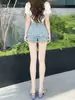 Shorts Jeans Super Tendência Azul Claro com Barra de Babados para Mulheres, Design Fino Verão 2026, Estilo Hot Girl Estiloso, Hot Pants que Moldam o Quadril