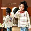 Camiseta Listrada de Manga Longa com Gola Redonda para Meninas 2026 Novo Estilo de Outono para Crianças Maiores e Bebês, Top de Moda Versátil Casual