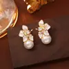 Brincos de Pérola com Flor de Borboleta Estilo Retro de Hong Kong Moda de Alto Padrão Brincos Estéreo Exquisitos Brincos Gentis e Versáteis para Mulheres