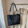 Nuevos bolsos de mano para otoño e invierno, bolsos tote versátiles, bolsos de hombro de gran capacidad, estilo simple y de lujo ligero, bolsos casuales para el día a día con un tacto de calidad