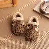 Sapatos Infantis Birkenstock 2026 Outono e Inverno Novo Estilo Sapatos de Algodão Quentes com Forro de Lã Estampa de Leopardo para Meninas Sapatos Peludos Slip-On para Meninos