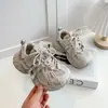 Tênis infantis coleção primavera, verão e outono 2026: tênis robustos para meninos, tênis de corrida com sola macia, tênis estilosos de malha, sapatos respiráveis para meninas