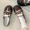 Sapatos baixos de couro com sola grossa e laço estilo japonês para mulheres baixinhas, novos sapatos de plataforma versáteis para o verão de 2026 para mulheres baixinhas