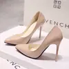 Saltos Agulha de Camurça Preta Versáteis Bico Fino Recorte Lateral Nicho para Mulheres, Elegantes Scarpins Rasos com Solado Vermelho