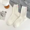 Novedad Primavera y Verano Calcetines Blancos Crema para Mujer de Media Pantorrilla con Etiquetas de Tela de Letras, Calcetines Largos para Mujer Otoño e Invierno al por Mayor