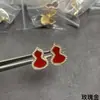 Brincos de Studs em Forma de Cabaça V Gold Versão Alta Banhados com Cornalina Incrustados com Diamantes Pequenos Exquisitos Vazados Versáteis Direto do Fabricante
